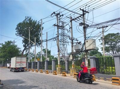 电缆线|线杆林立挡路占道制造盲区成隐患