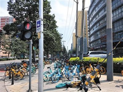 电缆线|线杆林立挡路占道制造盲区成隐患