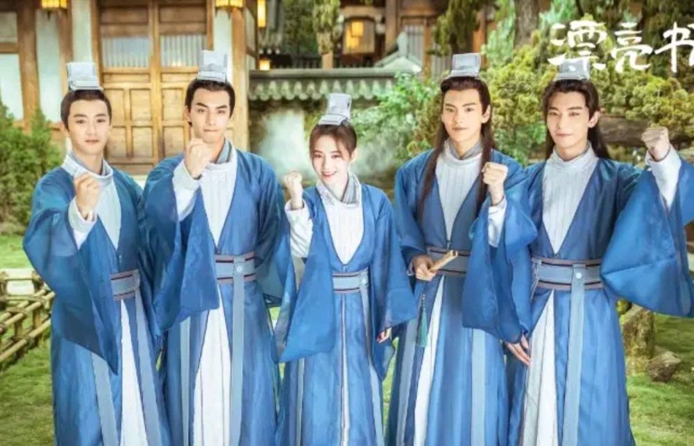今天小编推荐的是于今天7月23日在爱奇艺播出的古装校园剧《漂亮书生