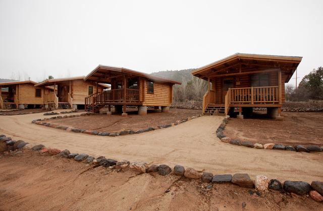 詹姆斯·肖尔|美国邪教大师骗信众在90度蒸汽中煮死，入狱1年他又出来讲成功学