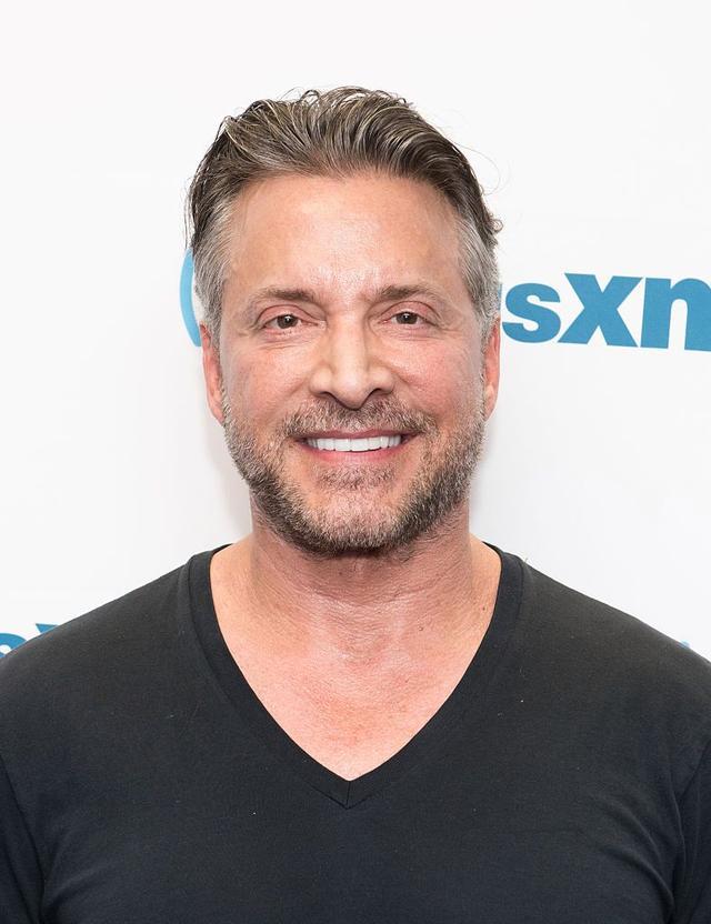 詹姆斯·肖尔|美国邪教大师骗信众在90度蒸汽中煮死，入狱1年他又出来讲成功学