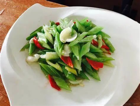 芹菜|我们常说的“献芹”，到底献的是哪种芹？