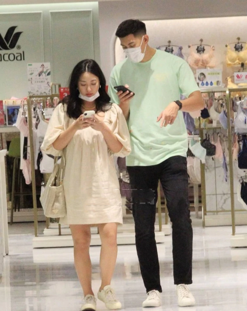 高以翔去世八个月好友毛加恩与孕妻买婴儿服6个月孕肚首曝光