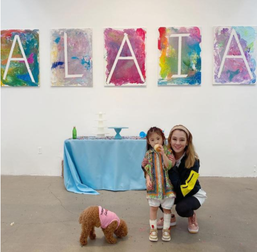 陈冠希|陈冠希晒女儿新画作，Alaia扎冲天辫头发凌乱，爸爸以女儿为傲