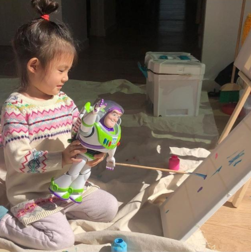 陈冠希|陈冠希晒女儿新画作，Alaia扎冲天辫头发凌乱，爸爸以女儿为傲