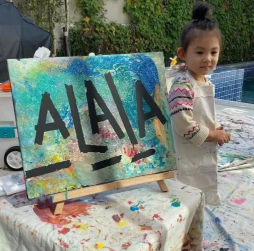 陈冠希|陈冠希晒女儿新画作，Alaia扎冲天辫头发凌乱，爸爸以女儿为傲