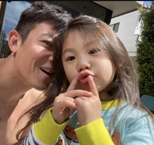 陈冠希|陈冠希晒女儿新画作，Alaia扎冲天辫头发凌乱，爸爸以女儿为傲