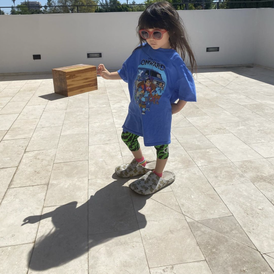 陈冠希|陈冠希晒女儿新画作，Alaia扎冲天辫头发凌乱，爸爸以女儿为傲