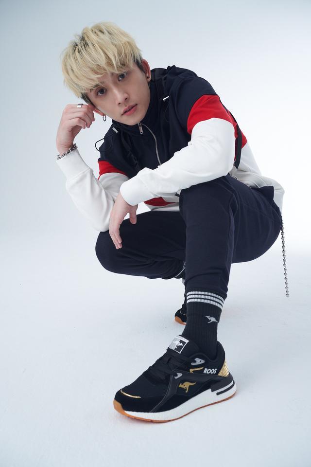 狼人杀偶像 邱锋泽抢穿新款袋鼠鞋 帅气摆拍狂吸粉丝眼球