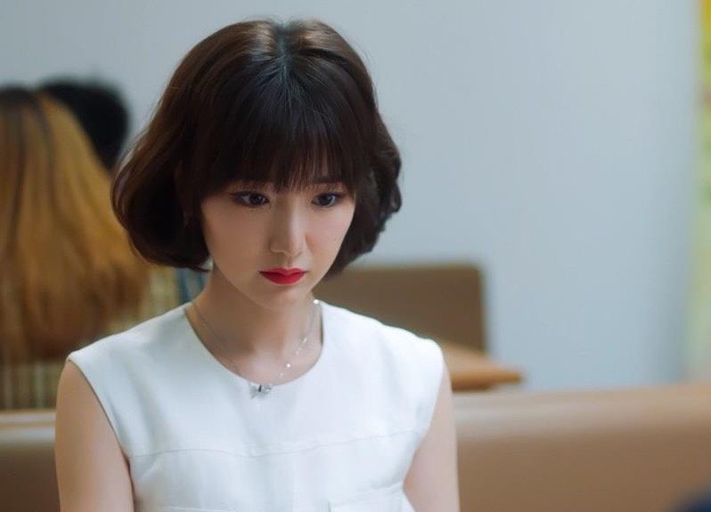 在离婚当天,钟晓芹画了个美美的妆,烫了头发,迟到