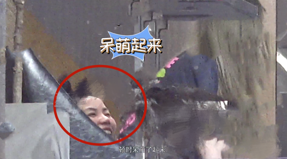 王菲|王菲深夜带李嫣外出美发，扎小揪揪呆萌可爱，罕有出现大笑场面