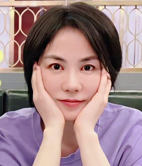 王菲|王菲近况曝光，带14岁李嫣喝红酒惹争议，一路获三男子护送心情佳