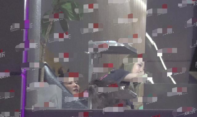 王菲|王菲近况曝光，带14岁李嫣喝红酒惹争议，一路获三男子护送心情佳