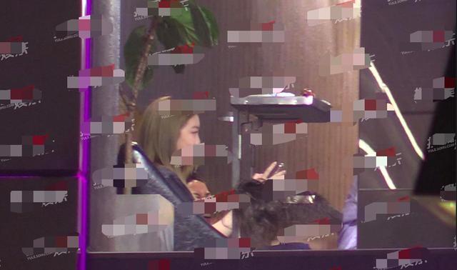 王菲|王菲近况曝光，带14岁李嫣喝红酒惹争议，一路获三男子护送心情佳