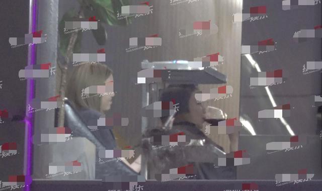 王菲|王菲近况曝光，带14岁李嫣喝红酒惹争议，一路获三男子护送心情佳