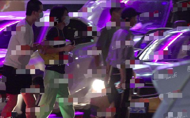 王菲|王菲近况曝光，带14岁李嫣喝红酒惹争议，一路获三男子护送心情佳