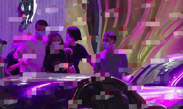 王菲|王菲近况曝光，带14岁李嫣喝红酒惹争议，一路获三男子护送心情佳