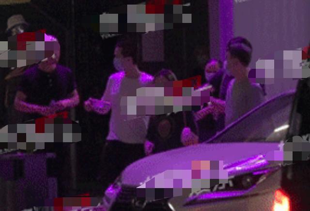 王菲|王菲近况曝光，带14岁李嫣喝红酒惹争议，一路获三男子护送心情佳