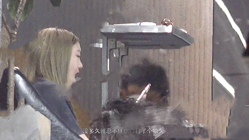 王菲|王菲深夜带李嫣外出美发，扎小揪揪呆萌可爱，罕有出现大笑场面