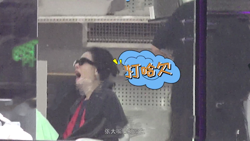 王菲|王菲深夜带李嫣外出美发，扎小揪揪呆萌可爱，罕有出现大笑场面