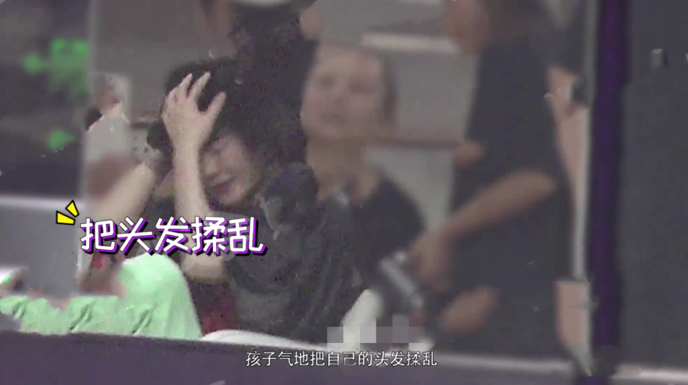 王菲|王菲深夜带李嫣外出美发，扎小揪揪呆萌可爱，罕有出现大笑场面