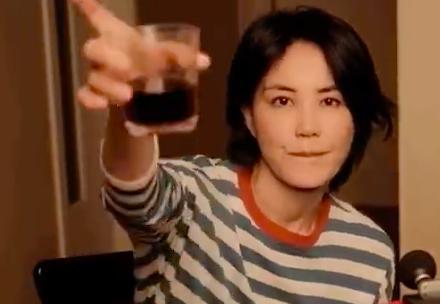 王菲|王菲近况曝光，带14岁李嫣喝红酒惹争议，一路获三男子护送心情佳