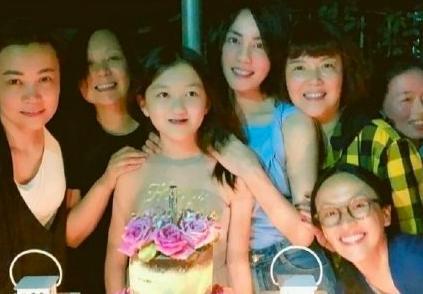 王菲|王菲近况曝光，带14岁李嫣喝红酒惹争议，一路获三男子护送心情佳