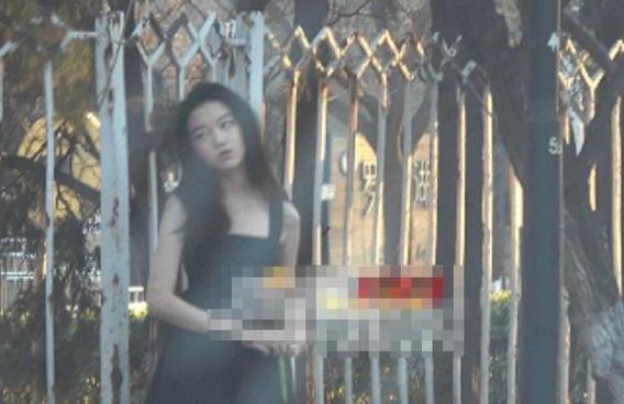 王菲|王菲近况曝光，带14岁李嫣喝红酒惹争议，一路获三男子护送心情佳