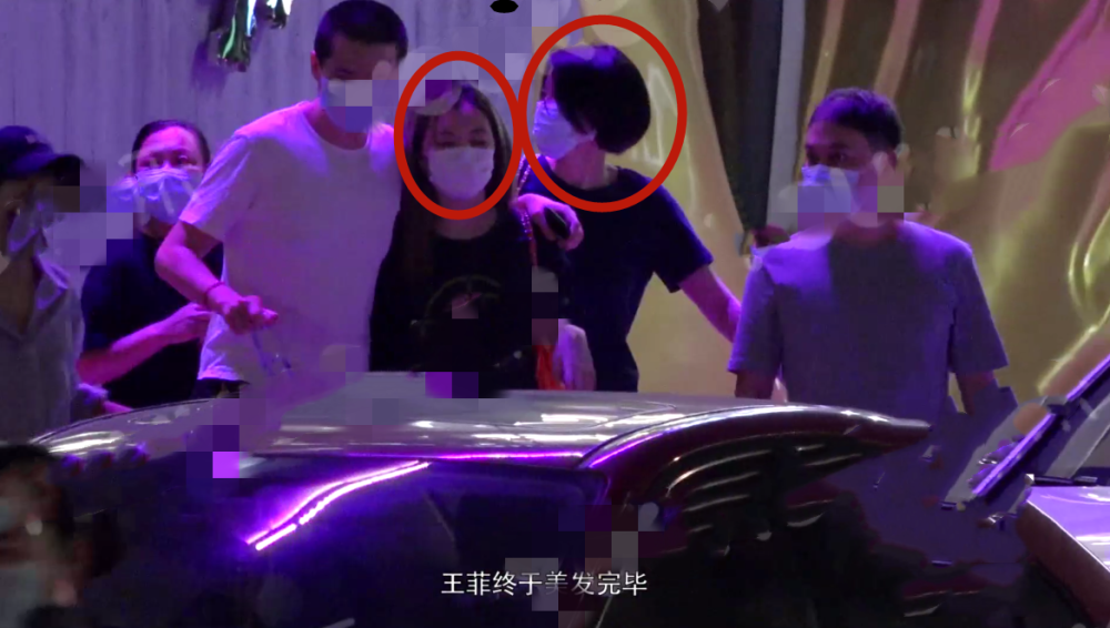 王菲|王菲深夜带李嫣外出美发，扎小揪揪呆萌可爱，罕有出现大笑场面