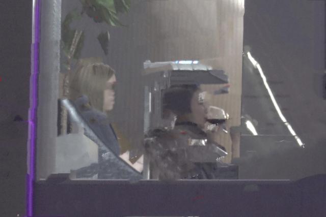 李嫣|王菲理发店烫发，女儿李嫣乖巧陪同，母女俩小酌几杯关系融洽