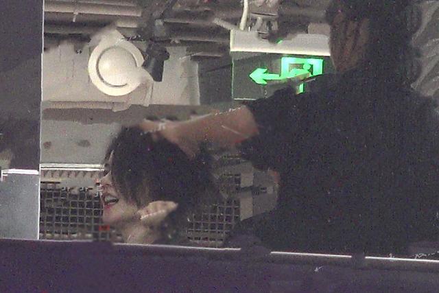 李嫣|王菲理发店烫发，女儿李嫣乖巧陪同，母女俩小酌几杯关系融洽