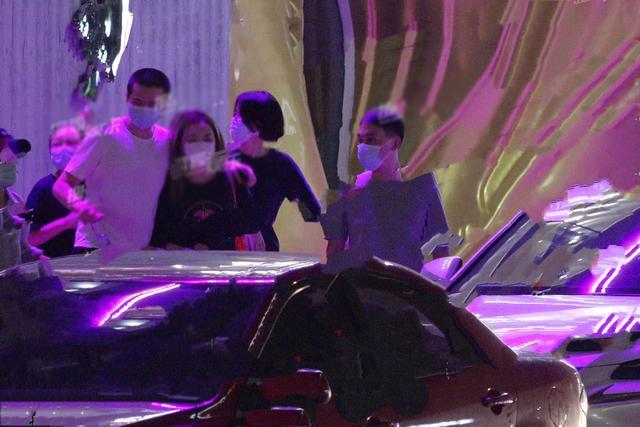 李嫣|王菲理发店烫发，女儿李嫣乖巧陪同，母女俩小酌几杯关系融洽