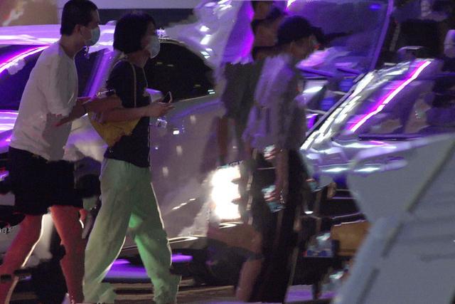 李嫣|王菲理发店烫发，女儿李嫣乖巧陪同，母女俩小酌几杯关系融洽