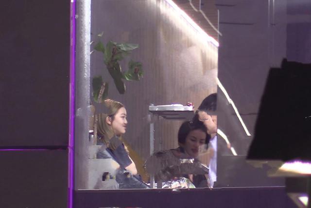 李嫣|王菲理发店烫发，女儿李嫣乖巧陪同，母女俩小酌几杯关系融洽