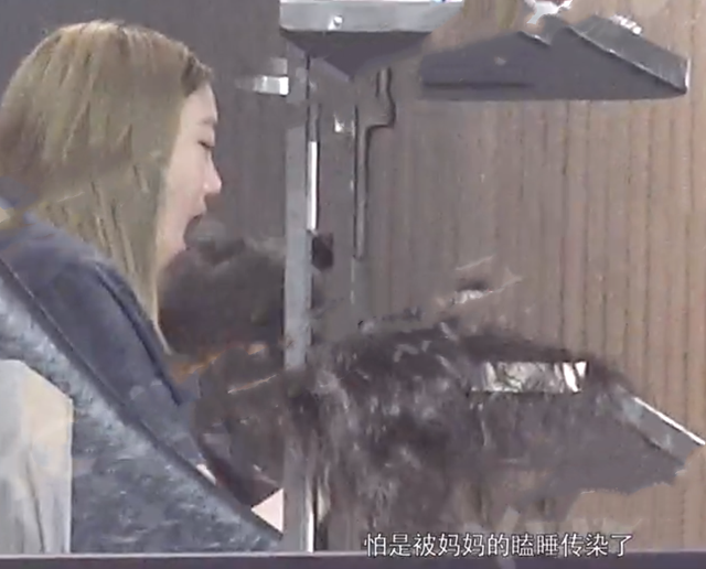 王菲|王菲带李嫣美发做造型状态欢脱，出门获神秘男子搀扶举止亲密