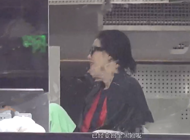 王菲|王菲带李嫣美发做造型状态欢脱，出门获神秘男子搀扶举止亲密