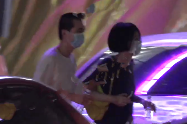 王菲|王菲带李嫣美发做造型状态欢脱，出门获神秘男子搀扶举止亲密