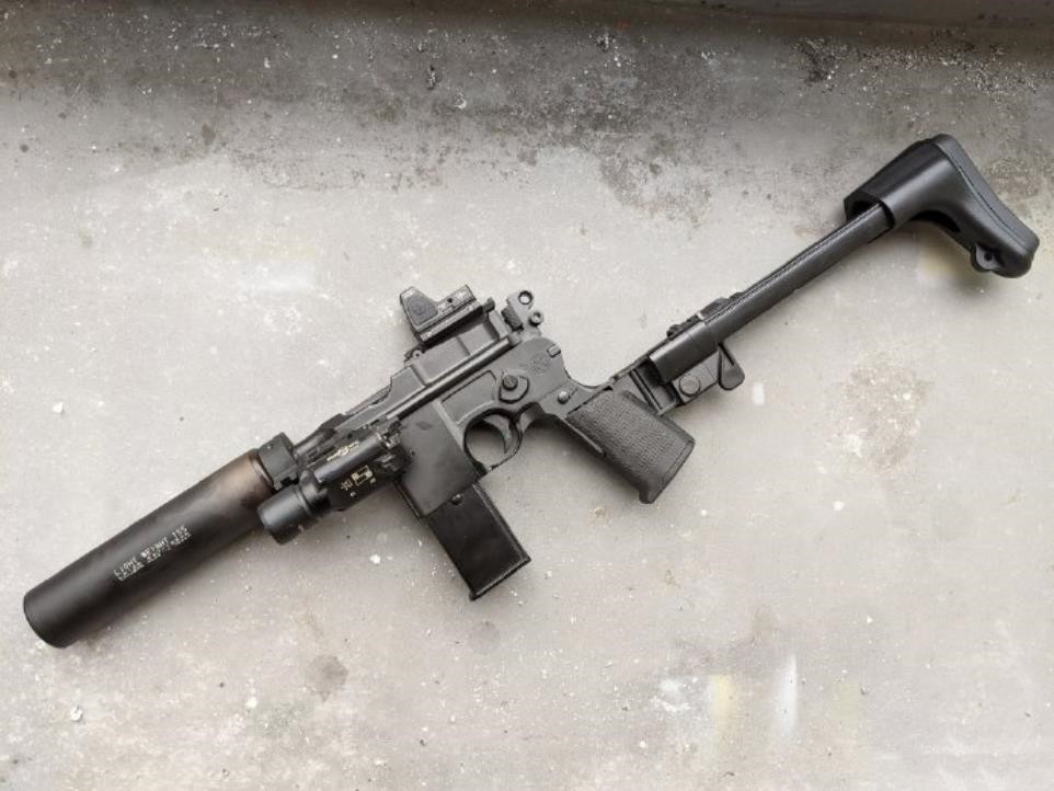 国外枪迷魔改的镜面匣子,加枪托,装消音器,接瞄准镜,手枪变成了冲锋枪