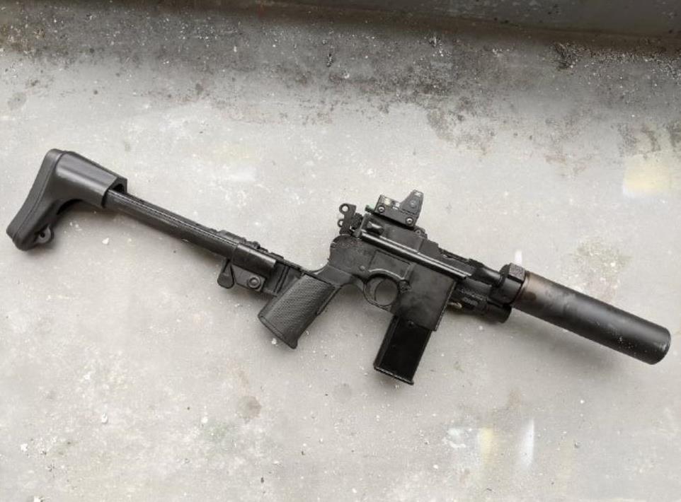 国外枪迷魔改的镜面匣子,加枪托,装消音器,接瞄准镜,手枪变成了冲锋枪