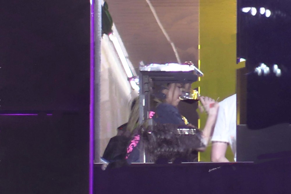 李嫣|王菲理发店烫发，女儿李嫣乖巧陪同，母女俩小酌几杯关系融洽