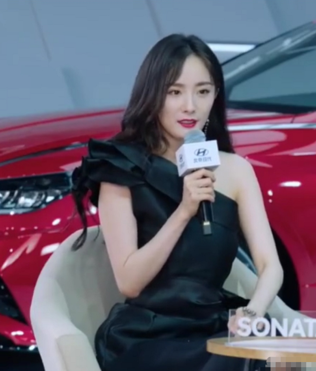 杨幂穿斜肩礼服被抓拍离开10级滤镜和ps网友不愧黑桃皇后