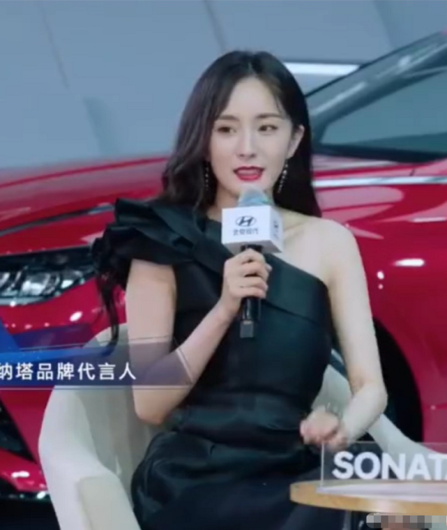 杨幂穿斜肩礼服被抓拍离开10级滤镜和ps网友不愧黑桃皇后