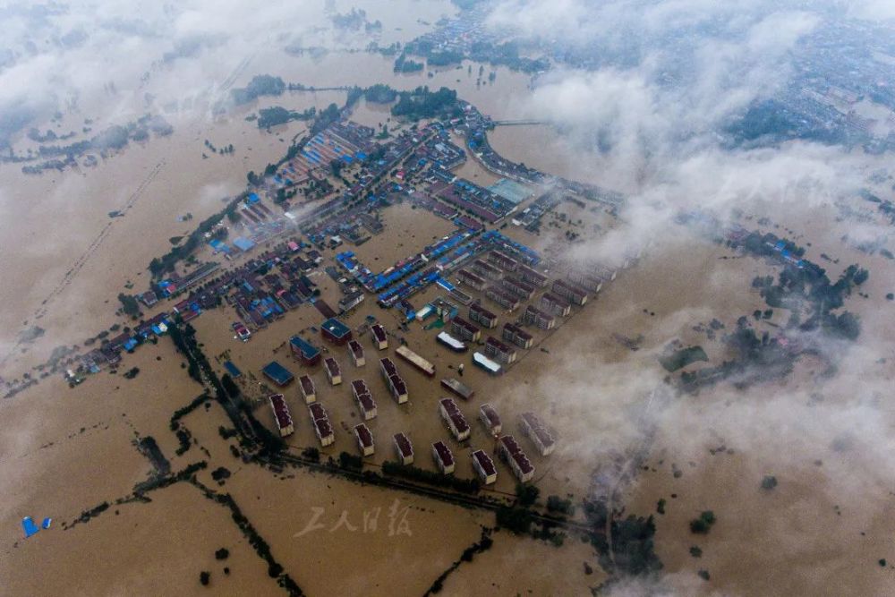 战士枕着矿泉水瓶休息直击安徽洪水30小时孤岛救援