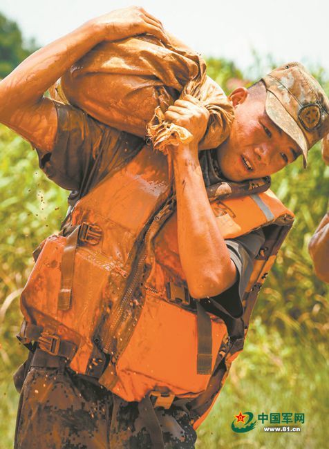 解放军和武警部队抗洪救灾昼夜坚守鏖战洪魔