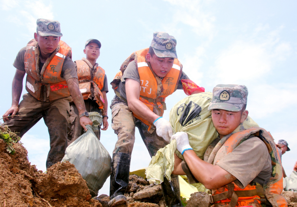 指战员们深夜到达四十三联圩前褚段,与巢湖市防汛技术组研究抗洪战术