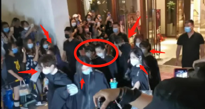 火箭少女101|火箭少女围成一圈护送Yamy，网友齐呼尴尬到抠脚，表演有点过头了