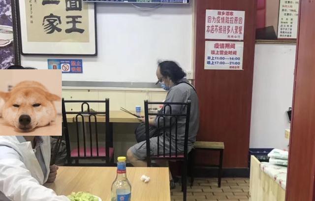 窦唯|49岁窦唯罕见现身餐厅大变样，头已半秃戴老花镜，孤独等上菜