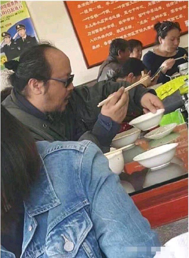 窦唯|49岁窦唯罕见现身餐厅大变样，头已半秃戴老花镜，孤独等上菜