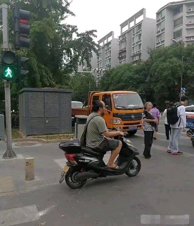 窦唯|49岁窦唯罕见现身餐厅大变样，头已半秃戴老花镜，孤独等上菜