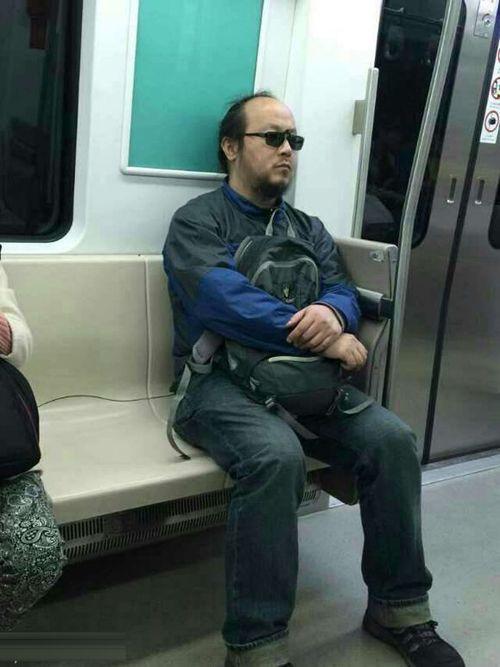 窦唯|49岁窦唯罕见现身餐厅大变样，头已半秃戴老花镜，孤独等上菜